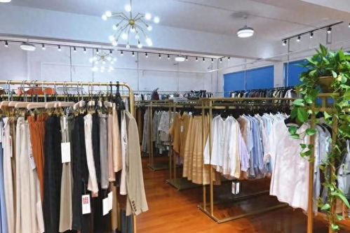 美女企業(yè)家變身時尚主播，金山寶藏服裝工廠店引領(lǐng)消費新潮流